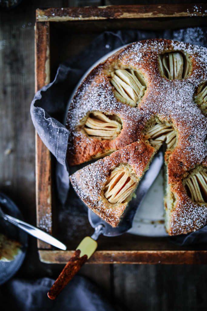 Versunkener Apfelkuchen Kandis Diamant Zucker Grümmelkandis Haselnusskuchen Nusskuchen einfacher Kuchen Springform 24cm Rührkuchen Obstkuchen apple hazelnut cake recipe foodstyling foodphotography zuckerzimtundliebe backblog