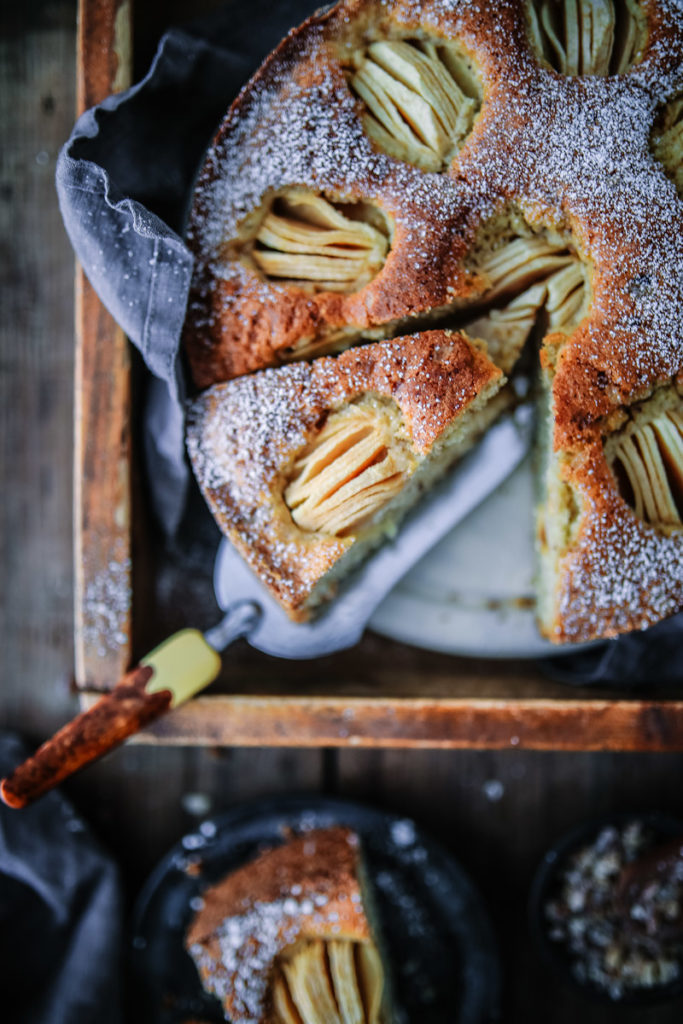 Versunkener Apfelkuchen Kandis Diamant Zucker Grümmelkandis Haselnusskuchen Nusskuchen einfacher Kuchen Springform 24cm Rührkuchen Obstkuchen apple hazelnut cake recipe foodstyling foodphotography zuckerzimtundliebe backblog