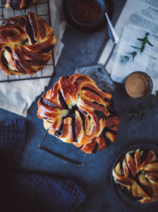 Hefezopf schokoladen hefeknoten einfacher hefeteig schokoladenfüllung zuckerzimtundliebe foodblog backblog twisted chocolate bun recipe baking backen backrezept frühstück