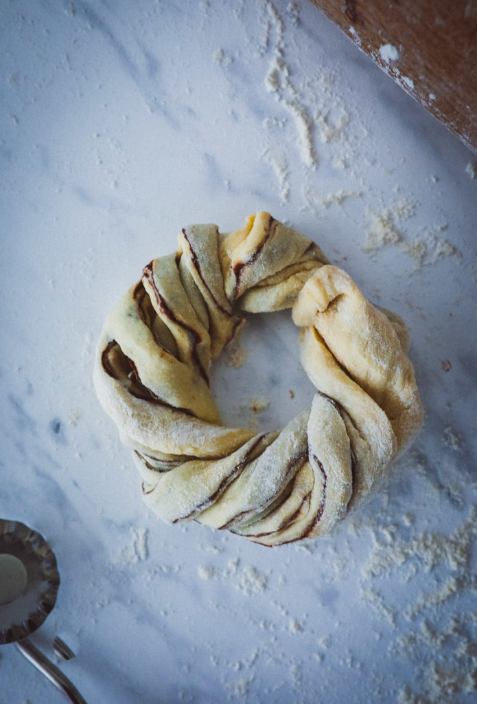 Hefezopf schokoladen hefeknoten einfacher hefeteig schokoladenfüllung zuckerzimtundliebe foodblog backblog twisted chocolate bun recipe baking backen backrezept frühstück