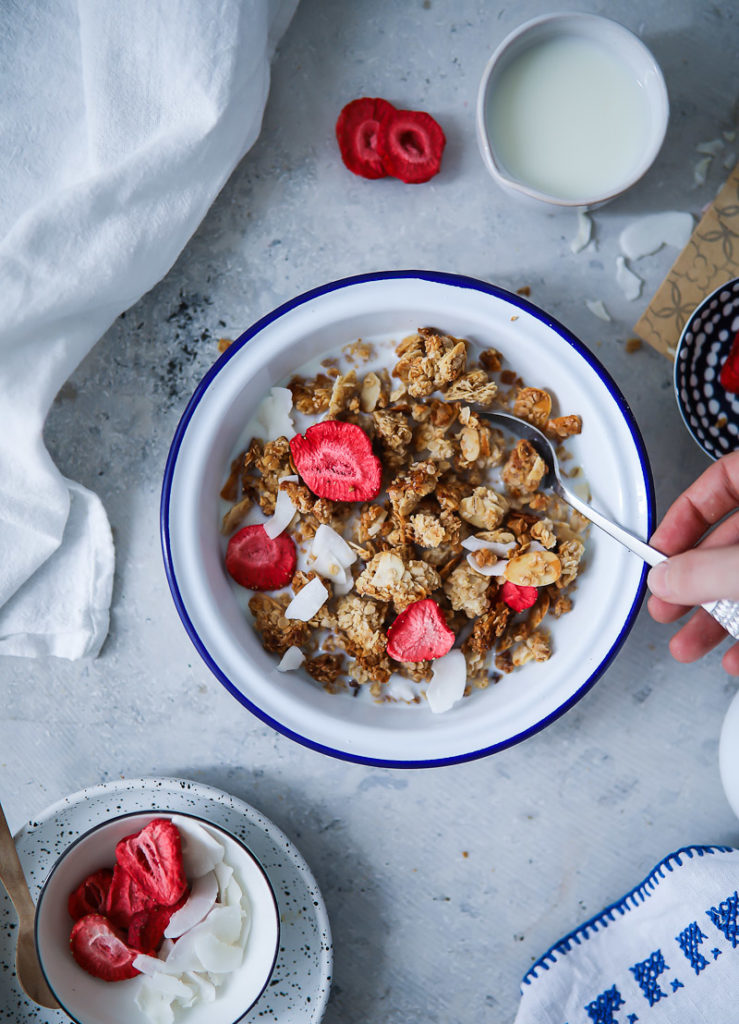 Erdbeer Granola Rezept Selbstgemachtes Honig Muesli zuckerzimtundliebe foodblog backblog foodstyling food photo strawberry granola erdbeerrezept frühstück