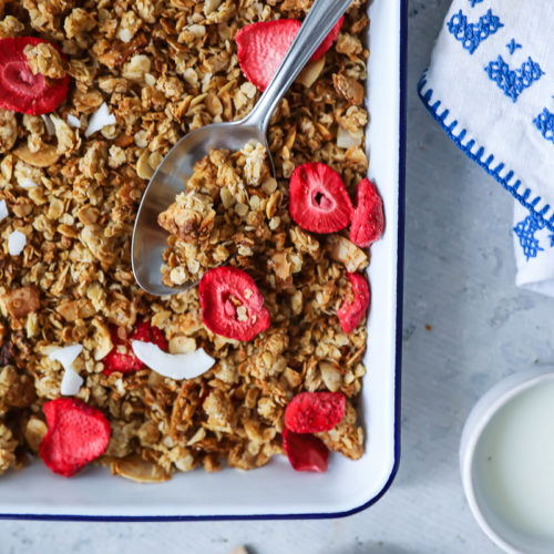 Erdbeer Granola Rezept Selbstgemachtes Honig Muesli zuckerzimtundliebe foodblog backblog foodstyling food photo strawberry granola erdbeerrezept frühstück