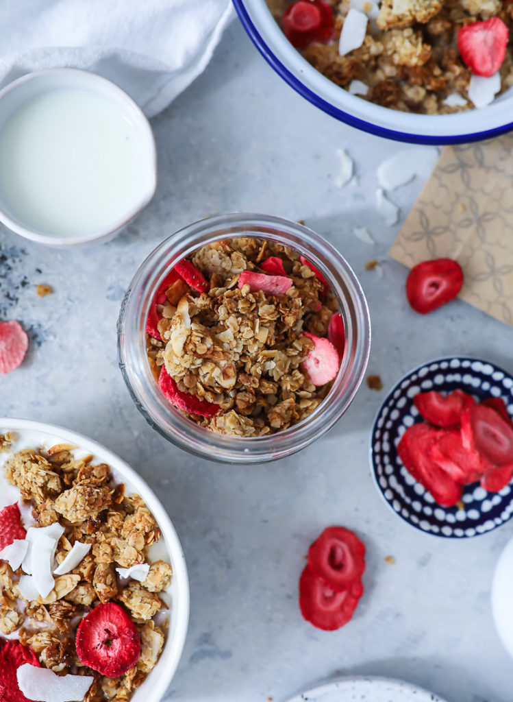 Erdbeer Granola Rezept Selbstgemachtes Honig Muesli zuckerzimtundliebe foodblog backblog foodstyling food photo strawberry granola erdbeerrezept frühstück