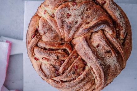 Rhabarber Zimtschnecke Zimtkranz cinnamon wreath rhubarb cinnamon roll baking backen backrezept einfacher hefeteig zuckerzimtundliebe foodblog backblog rhabarberrezepte