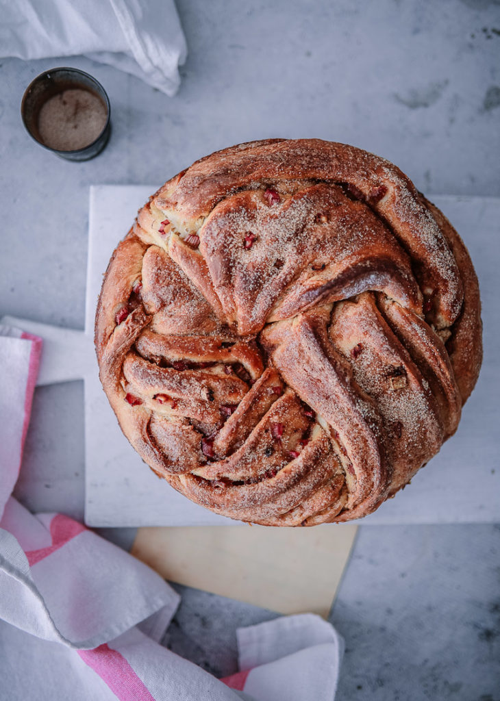 Rhabarber Zimtschnecke Zimtkranz cinnamon wreath rhubarb cinnamon roll baking backen backrezept einfacher hefeteig zuckerzimtundliebe foodblog backblog rhabarberrezepte