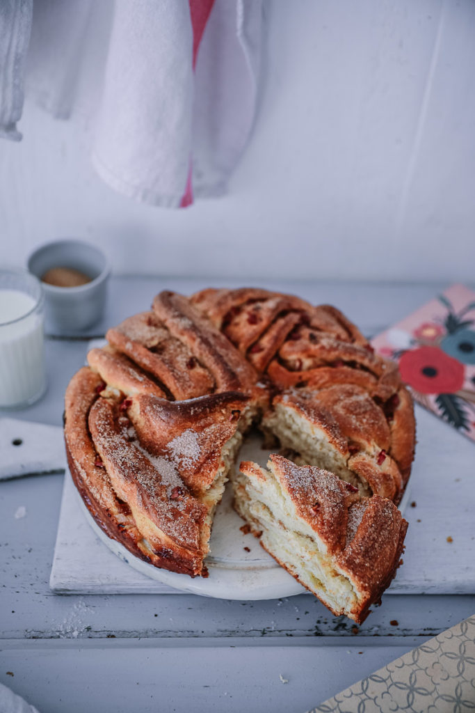 Rhabarber Zimtschnecke Zimtkranz cinnamon wreath rhubarb cinnamon roll baking backen backrezept einfacher hefeteig zuckerzimtundliebe foodblog backblog rhabarberrezepte