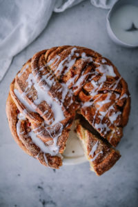 Rhabarber Zimtschnecke Zimtkranz cinnamon wreath rhubarb cinnamon roll baking backen backrezept einfacher hefeteig zuckerzimtundliebe foodblog backblog rhabarberrezepte