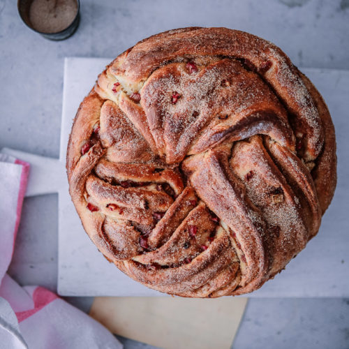 Rhabarber Zimtschnecke Zimtkranz cinnamon wreath rhubarb cinnamon roll baking backen backrezept einfacher hefeteig zuckerzimtundliebe foodblog backblog rhabarberrezepte