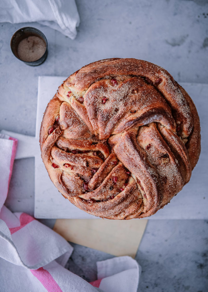 Rhabarber Zimtschnecke Zimtkranz cinnamon wreath rhubarb cinnamon roll baking backen backrezept einfacher hefeteig zuckerzimtundliebe foodblog backblog rhabarberrezepte