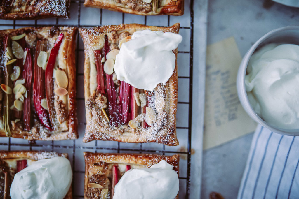 Rhabarber Frangipane Blätterteig Tartes Mandelcreme einfacher Rhabarberkuchen rhubarb almond frangipane tartelettes handpie foodstyling foodfoto rhabarberrezepte zuckerzimtundliebe foodblog backblog