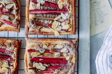 Rhabarber Frangipane Blätterteig Tartes Mandelcreme einfacher Rhabarberkuchen rhubarb almond frangipane tartelettes handpie foodstyling foodfoto rhabarberrezepte zuckerzimtundliebe foodblog backblog