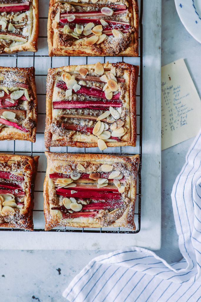 Rhabarber Frangipane Blätterteig Tartes Mandelcreme einfacher Rhabarberkuchen rhubarb almond frangipane tartelettes handpie foodstyling foodfoto rhabarberrezepte zuckerzimtundliebe foodblog backblog