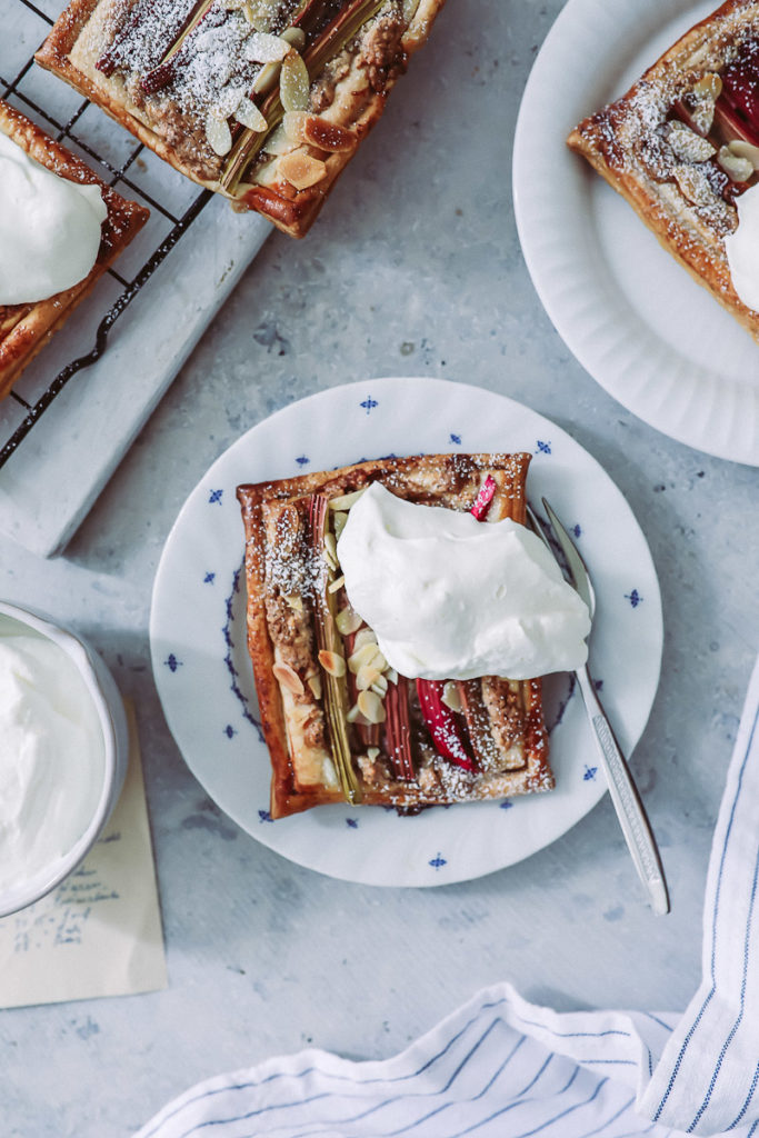 Rhabarber Frangipane Blätterteig Tartes Mandelcreme einfacher Rhabarberkuchen rhubarb almond frangipane tartelettes handpie foodstyling foodfoto rhabarberrezepte zuckerzimtundliebe foodblog backblog