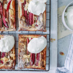 Rhabarber Frangipane Blätterteig Tartes Mandelcreme einfacher Rhabarberkuchen rhubarb almond frangipane tartelettes handpie foodstyling foodfoto rhabarberrezepte zuckerzimtundliebe foodblog backblog