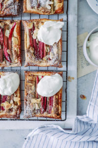 Rhabarber Frangipane Blätterteig Tartes Mandelcreme einfacher Rhabarberkuchen rhubarb almond frangipane tartelettes handpie foodstyling foodfoto rhabarberrezepte zuckerzimtundliebe foodblog backblog