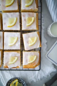 Zitronenkuchen vom Blech Blechkuchen rezept zitronenkuchenrezept einfacher blechkuchen rührteig zuckerzimtundliebe backblog foodblog foodstyling lemon sheet cake lemon glaze zitronenglasur sommerkuchen kuchenbuffet kuchen für kindergeburtstag