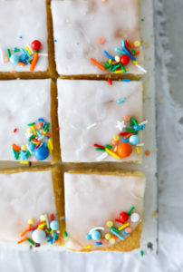 Zitronenkuchen vom Blech Blechkuchen rezept zitronenkuchenrezept einfacher blechkuchen rührteig zuckerzimtundliebe backblog foodblog foodstyling lemon sheet cake lemon glaze zitronenglasur sommerkuchen kuchenbuffet kuchen für kindergeburtstag fancysprinkles