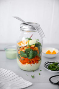 Avocado Spinat Salatdressing Salat im Glas Picknick Miracel Whip salad in a jar zuckerzimtundliebe foodblog suesskartoffel salat