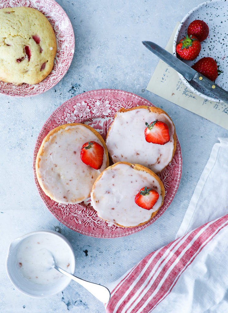 Erdbeer Vanille Amerikaner Rezept Erdbeerkuchen beste Erdbeerrezepte zuckerzimtundliebe Foodblog Backblog Foodstyling Food photography strawberry black and white cookies soft cookies backen