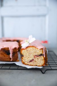 Rezept Erdbeer Mandelkuchen Erdbeerkuchen Rezept einfaches Rührkuchen Rezept mit Erdbeeren backen zuckerzimtundliebe sommerkuchen erdbeer zuckerguss foodblog backblog foodstyling strawberry almond coffee cake