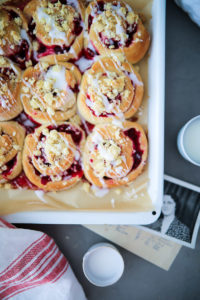 Einfache beste leckere Himbeer Streusel Schnecken Hefeteig Rezept raspberry streusel buns hefeteig mit trockenhefe himbeerkuchen himbeer rezepte zuckerzimtundiebe foodblog backblog foodstyling food photography