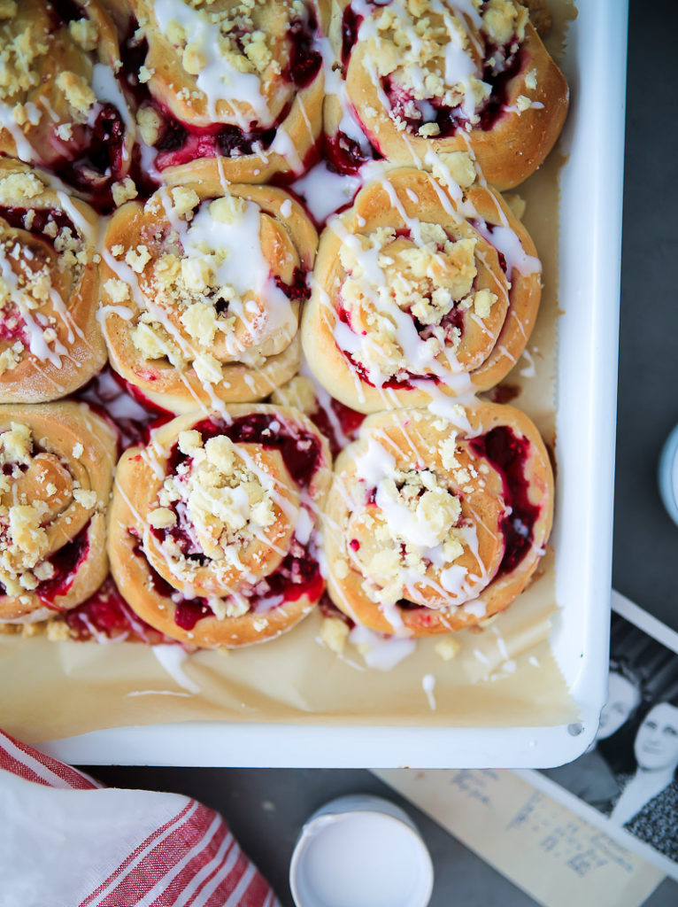 Einfache beste leckere Himbeer Streusel Schnecken Hefeteig Rezept raspberry streusel buns hefeteig mit trockenhefe himbeerkuchen himbeer rezepte zuckerzimtundiebe foodblog backblog foodstyling food photography