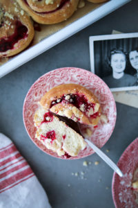 Einfache beste leckere Himbeer Streusel Schnecken Hefeteig Rezept raspberry streusel buns hefeteig mit trockenhefe himbeerkuchen himbeer rezepte zuckerzimtundiebe foodblog backblog foodstyling food photography