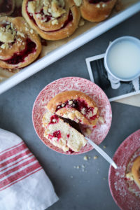 Einfache beste leckere Himbeer Streusel Schnecken Hefeteig Rezept raspberry streusel buns hefeteig mit trockenhefe himbeerkuchen himbeer rezepte zuckerzimtundiebe foodblog backblog foodstyling food photography