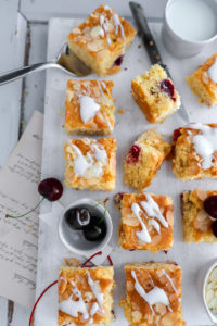 Kirschkuchen Rezept Kirschkuchen vom Blech Blechkuchen Rührteig frische Kirschen zuckerzimtundliebe foodblog backblog kuchen für sommerfest kirschrezepte foodstyling cherry almond cake tray bake mandelkuchen obstkuchen