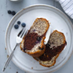 Blaubeer Mohn Gugelhupf Marmorkuchen Rezept blueberry poppy seed marble bundt cake backblog rührteig napfkuchen beerenkuchen sommerkuchen einfacher blaubeerkuchen mohnkuchen zucker zimt und liebe foodstyling
