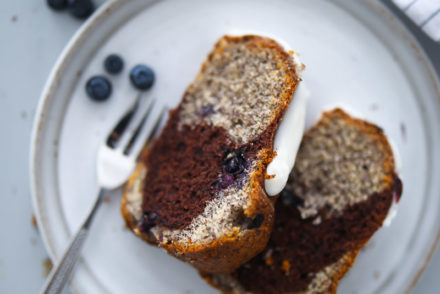 Blaubeer Mohn Gugelhupf Marmorkuchen Rezept blueberry poppy seed marble bundt cake backblog rührteig napfkuchen beerenkuchen sommerkuchen einfacher blaubeerkuchen mohnkuchen zucker zimt und liebe foodstyling