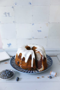 Blaubeer Mohn Gugelhupf Marmorkuchen Rezept blueberry poppy seed marble bundt cake backblog rührteig napfkuchen beerenkuchen sommerkuchen einfacher blaubeerkuchen mohnkuchen zucker zimt und liebe foodstyling
