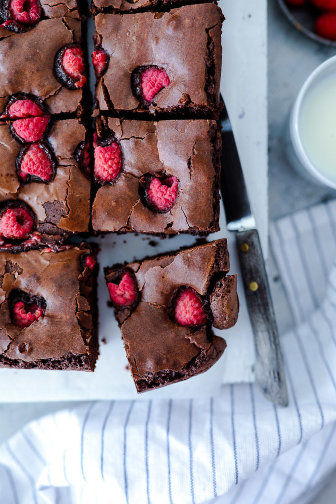 Himbeer Brownies Rezept Beste Brownies Raspberry brownies Schokoladenkuchen Himbeerkuchen Himbeerrezepte Brownierezepte FOodblog Backblog Foodstyling Foodphotography Zucker Zimt und Liebe