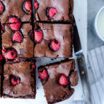 Himbeer Brownies Rezept Beste Brownies Raspberry brownies Schokoladenkuchen Himbeerkuchen Himbeerrezepte Brownierezepte FOodblog Backblog Foodstyling Foodphotography Zucker Zimt und Liebe