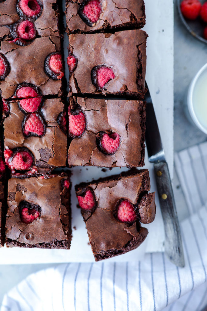 Himbeer Brownies Rezept Beste Brownies Raspberry brownies Schokoladenkuchen Himbeerkuchen Himbeerrezepte Brownierezepte FOodblog Backblog Foodstyling Foodphotography Zucker Zimt und Liebe