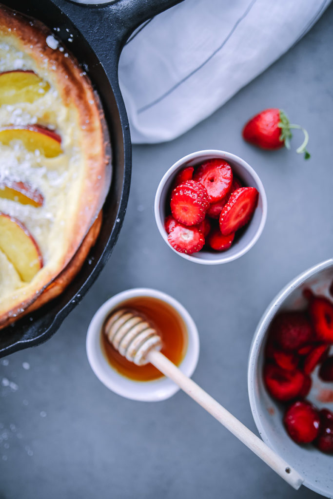 Pfirsich Dutch Baby Ofen Pfannkuchen Pancake peach puffed pancake german pancake foodstyling food photography frühstück bestes dutch baby rezept brunch zuckerzimtundliebe foodblog backblog the bakefeed Erdbeeren 