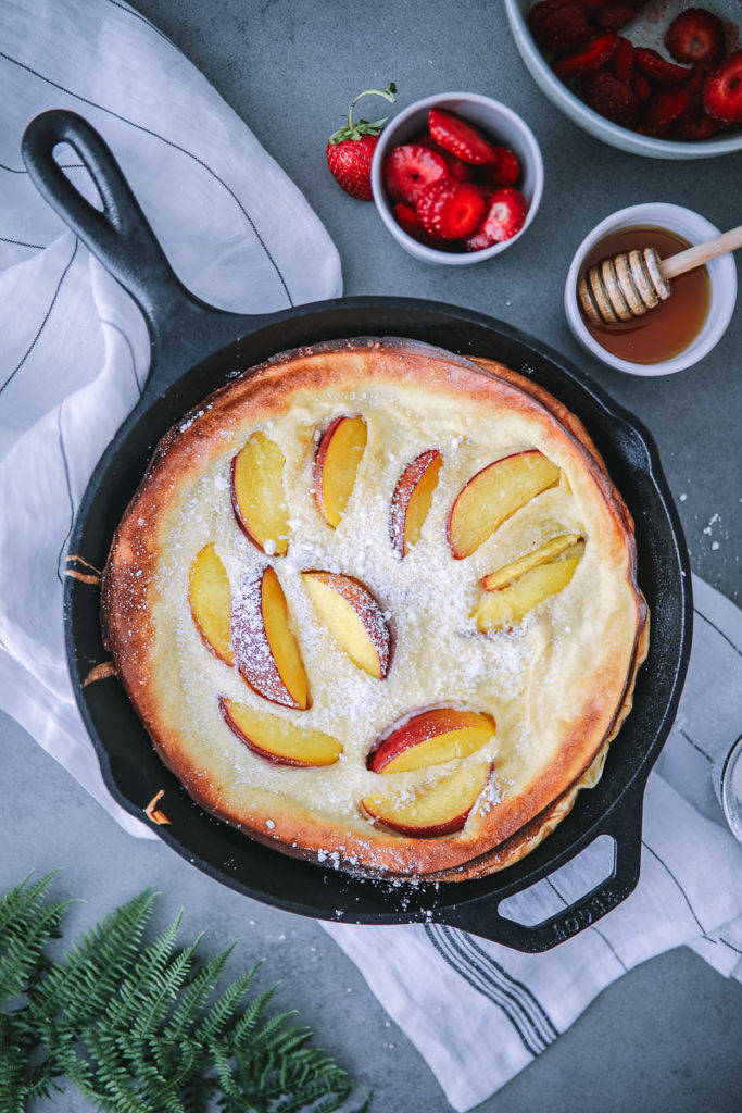 Pfirsich Dutch Baby Ofen Pfannkuchen Pancake peach puffed pancake german pancake foodstyling food photography frühstück bestes dutch baby rezept brunch zuckerzimtundliebe foodblog backblog the bakefeed