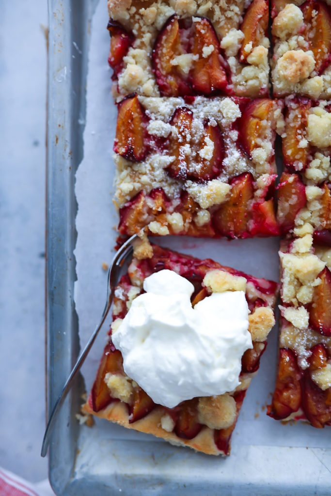 Pflaumenkuchen Streuselkuchen Blechkuchen Pflaumenkuchen vom Blech plum streusel tray bake Hefeteig hefekuchen hefeblechkuchen foodstyling backblog backrezept food photography zucker zimt und liebe 