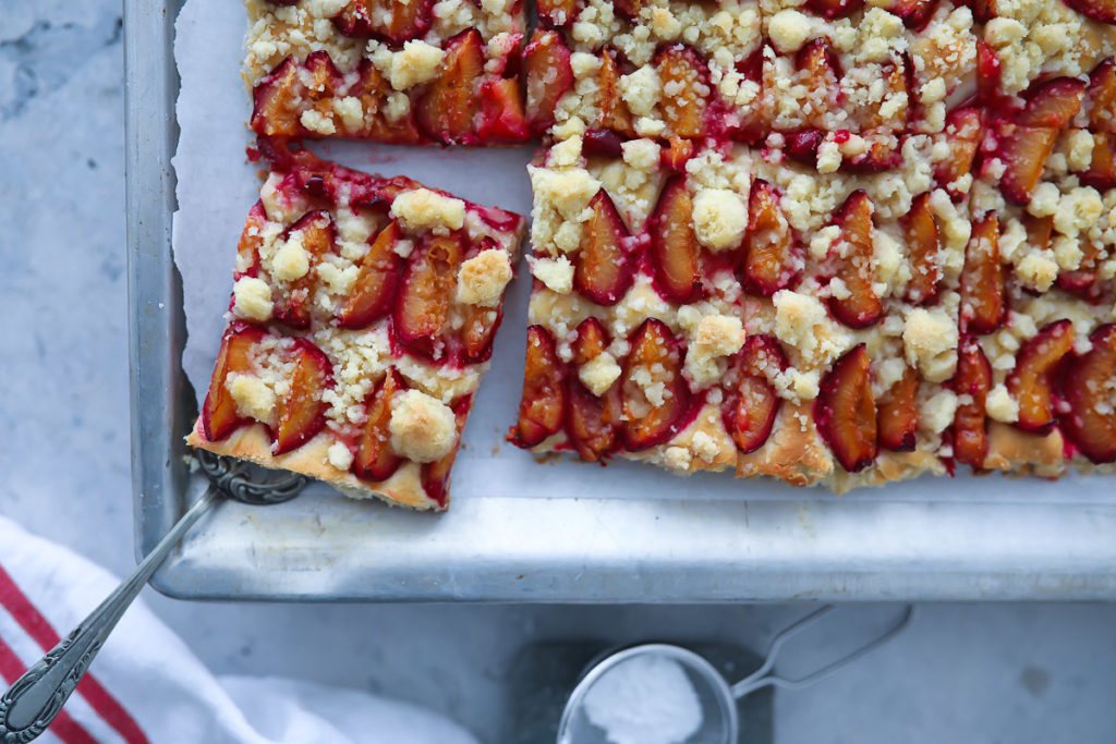 Pflaumenkuchen Streuselkuchen Blechkuchen Pflaumenkuchen vom Blech plum streusel tray bake Hefeteig hefekuchen hefeblechkuchen foodstyling backblog backrezept food photography zucker zimt und liebe 