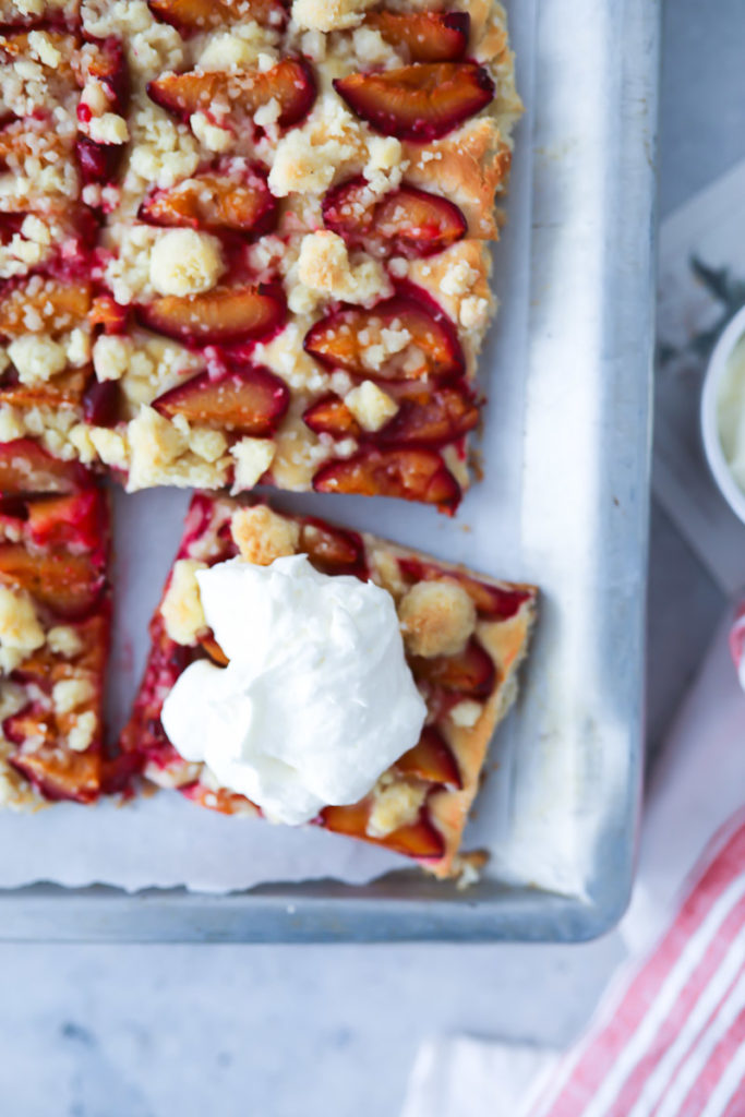 Pflaumenkuchen Streuselkuchen Blechkuchen Pflaumenkuchen vom Blech plum streusel tray bake Hefeteig hefekuchen hefeblechkuchen foodstyling backblog backrezept food photography zucker zimt und liebe