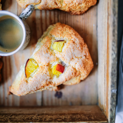 Pfirsich scones rezept, peach scones, scones selber machen, frühstücksrezept, zuckerzimtundliebe foodblog backblog knusprige scones süsse brötchen