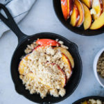 Peach crumble nectarines crisp pfirsich nektarinen crumble rezept crumble mit haferflocken foodstyling food photography crumble mit eis vanilleeis obstdessert nachtisch sommer dessert sommer gebäck zuckerzimtundliebe backblog