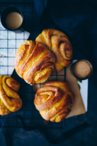 Kürbis Franzbrötchen Rezept pumpkin cinnamon rolls Zimtschnecken Kürbisrezept einfacher Hefeteig Trockenhefe zuckerzimtundliebe foodblog foodstyling
