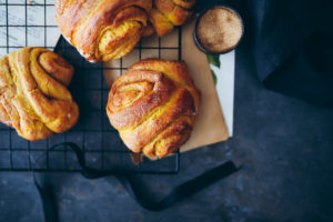 Kürbis Franzbrötchen Rezept pumpkin cinnamon rolls Zimtschnecken Kürbisrezept einfacher Hefeteig Trockenhefe zuckerzimtundliebe foodblog foodstyling