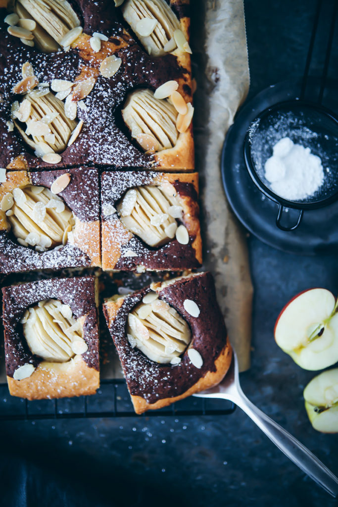 Versunkener Apfelkuchen vom Blech als Marmorkuchen Einfacher Apfelkuchen apple Marble cake sheet cake zuckerzimtundliebe foodblog backblog backen mit Äpfeln apfelrezepte foodstyling food photography