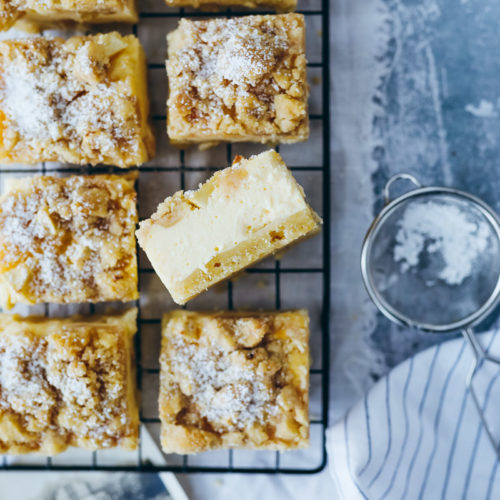 Apfelstreuselkuchen vom Blech apple streusel cake crumb cake Kaesekuchen Apfelkuchen Streuselkuchen backen Apfelrezepte foodblog blechkuchen foodstyling food photography die besten apfelkuchen