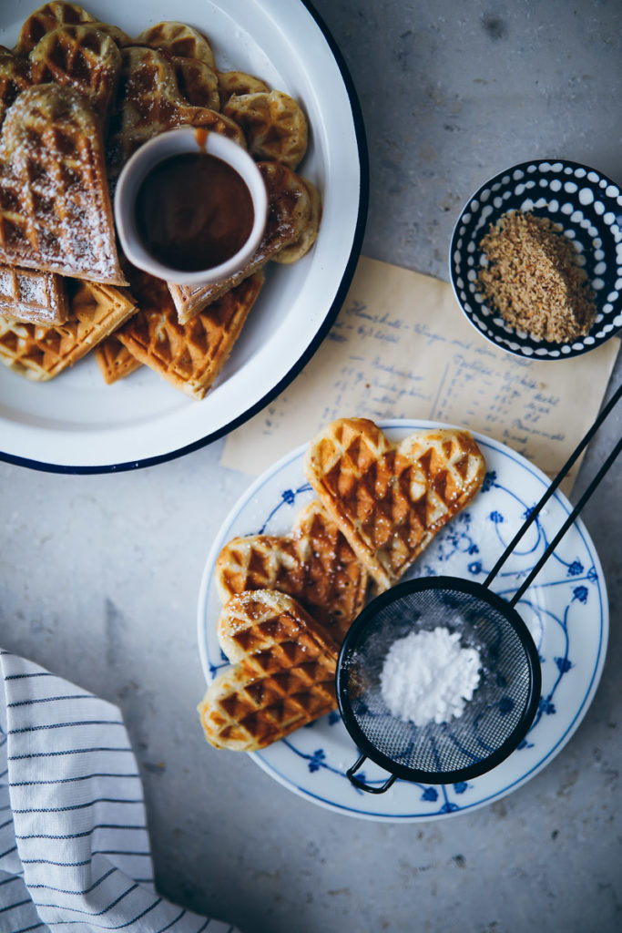 einfache Haselnusswaffeln Waffelrezept Waffelteig selber machen zuckerzimtundliebe hazelnut waffles recipe foodstyling food photography