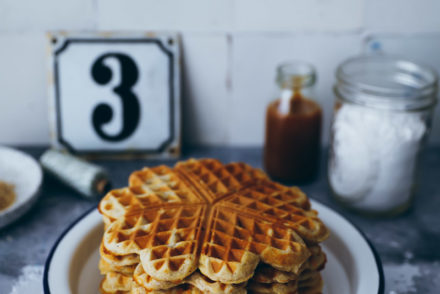 einfache Haselnusswaffeln Waffelrezept Waffelteig selber machen zuckerzimtundliebe hazelnut waffles recipe foodstyling food photography