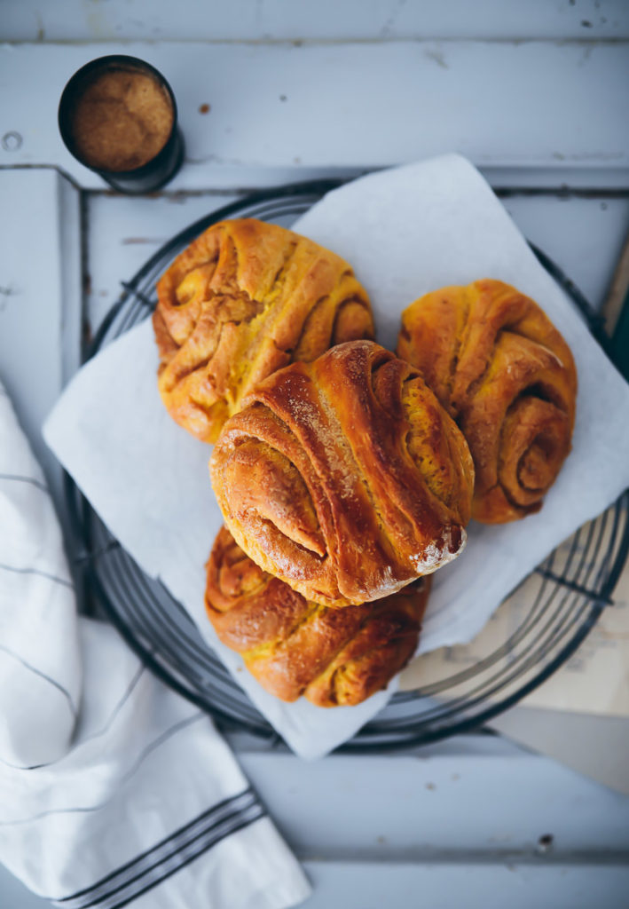 Kürbis Franzbrötchen Rezept pumpkin cinnamon rolls Zimtschnecken Kürbisrezept einfacher Hefeteig Trockenhefe zuckerzimtundliebe foodblog foodstyling