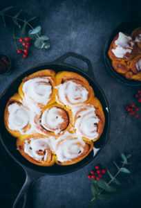 Kürbis Zimtschnecken Rezept pumpkin cinnamon Rolls Hefeteig Trockenhefe Kürbisrezept backen mit Kürbis zuckerzimtundliebe foodblog backblog thebakefeed einfache zimtschnecken foodstyling food photography